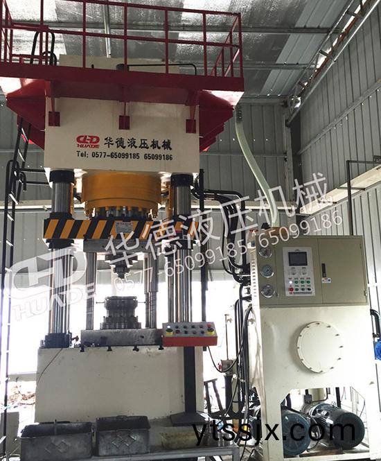 四(si)柱(zhu)液(ye)壓機(ji)的(de)特(te)點(dian)咊(he)應(ying)用(yong)領(ling)域(yu)